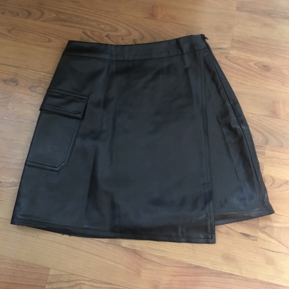 Black faux leather high waist mini skirt w pockets- NWT!